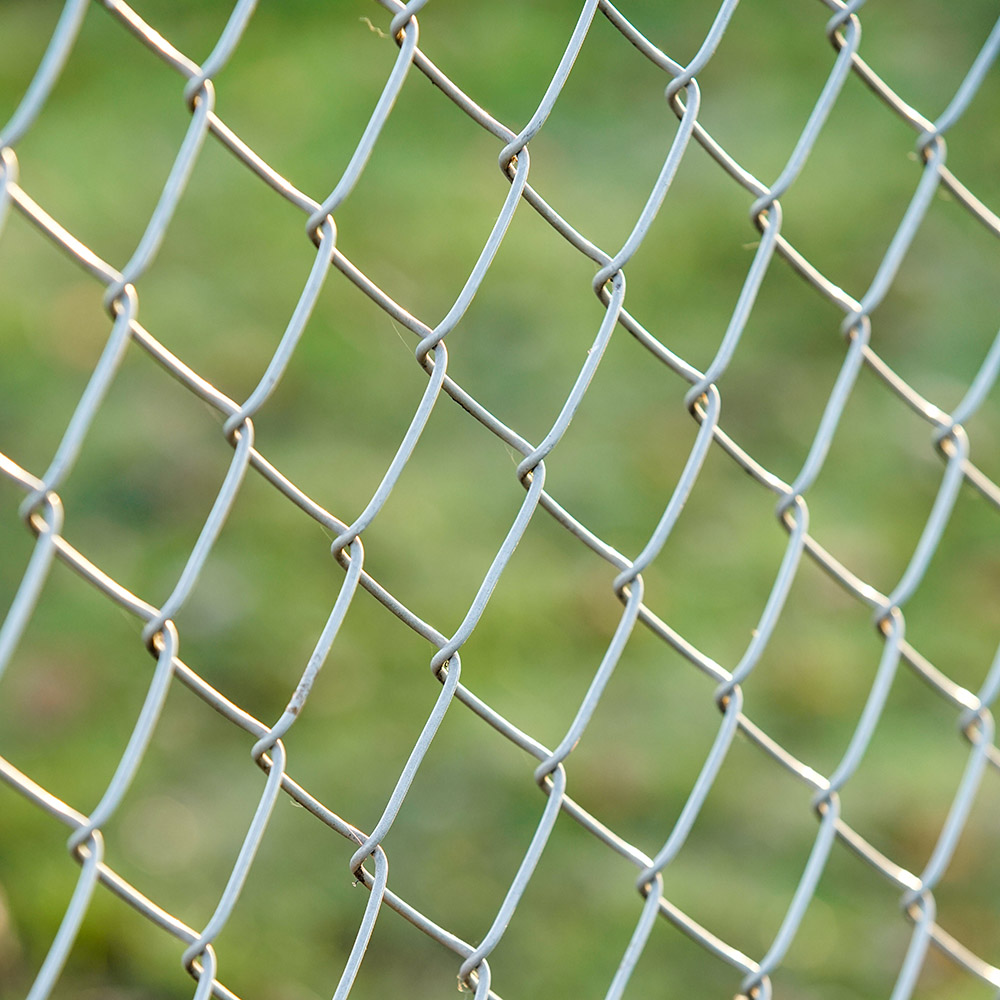 Instalación de valla de eslabones de cadena con acabado
        galvanizado