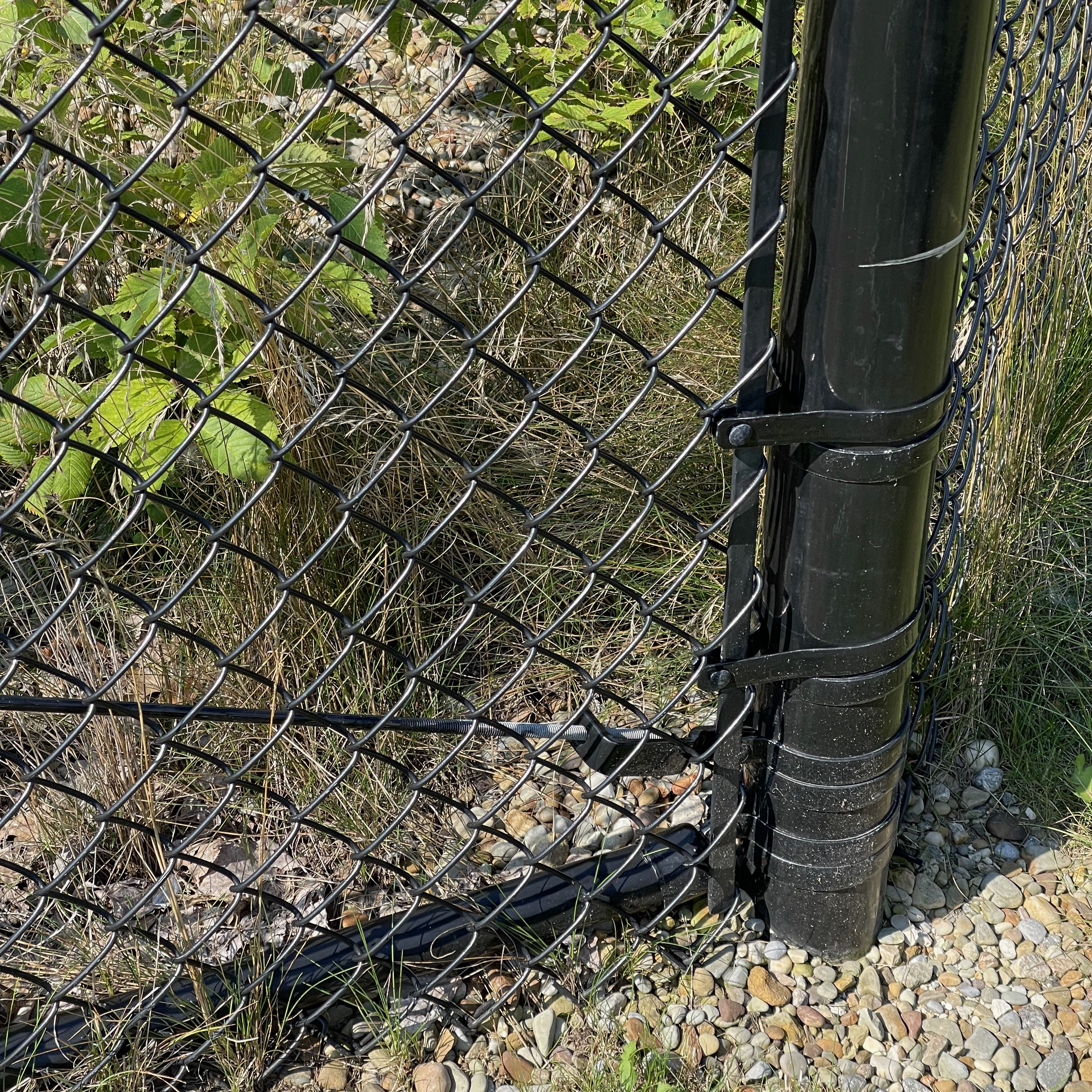 How to Attach Chicken Wire to Posts & Different Materials