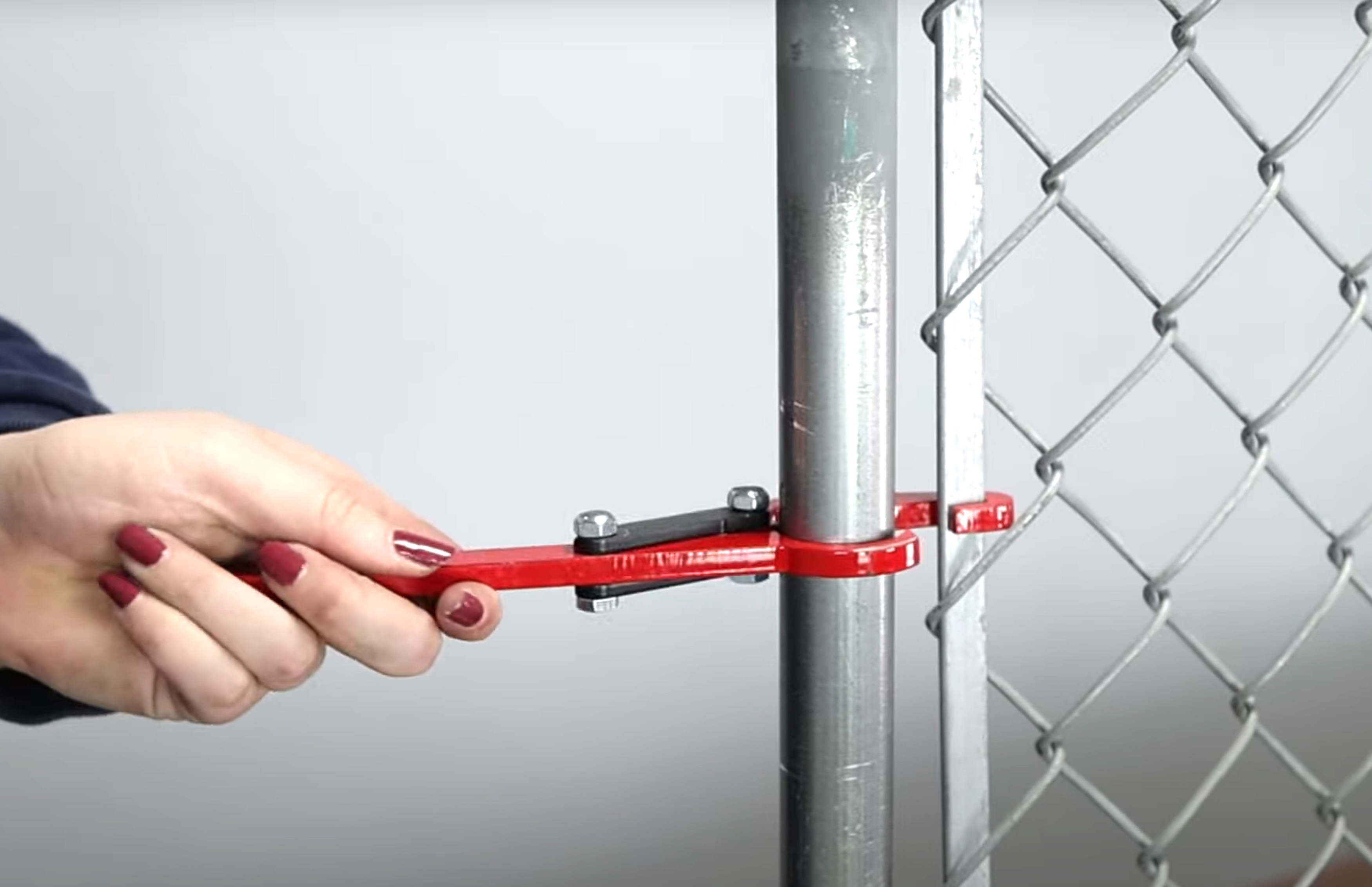 bear hold stretcher demonstration fence puller in action for small posts